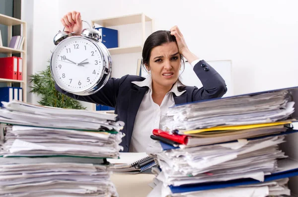 Funcionário feminino com muito trabalho no escritório — Fotografia de Stock