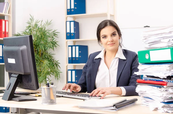 Impiegata donna con troppo lavoro in ufficio — Foto Stock