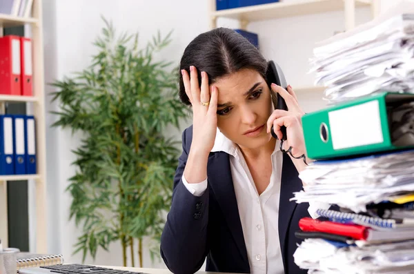 Funcionário feminino com muito trabalho no escritório — Fotografia de Stock