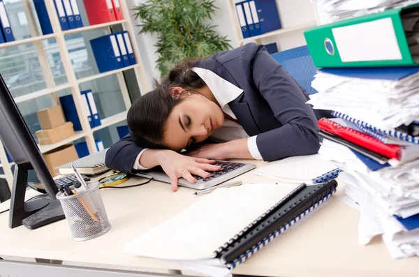 Empresária que trabalha no escritório — Fotografia de Stock