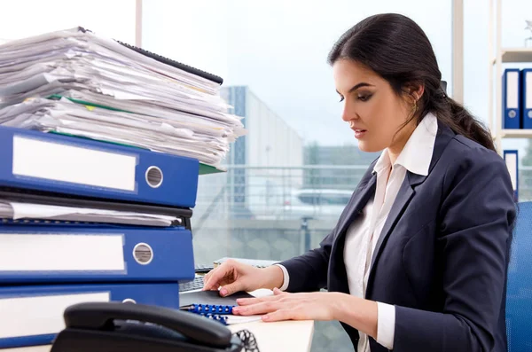 Donna dipendente infelice con il lavoro eccessivo — Foto Stock