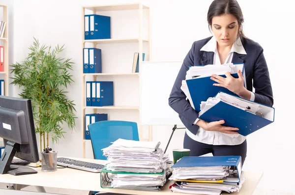 Funcionário feminino com muito trabalho no escritório — Fotografia de Stock