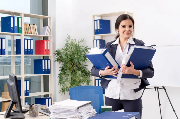 Femme d'affaires travaillant dans le bureau — Photo