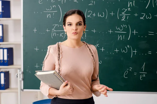 Guru perempuan berdiri di depan papan tulis — Stok Foto