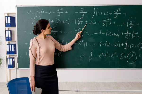 Lehrerin steht vor Tafel — Stockfoto