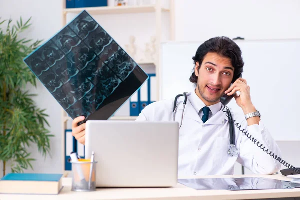 Jonge knappe dokter radioloog werken in de kliniek — Stockfoto