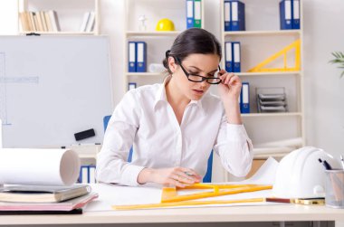 ofiste çalışan kadın mimar 