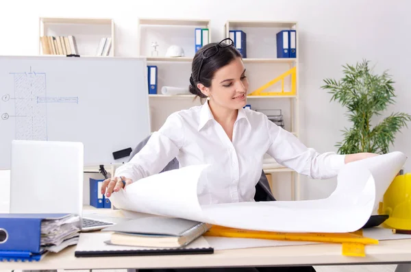 Architektin im Büro — Stockfoto