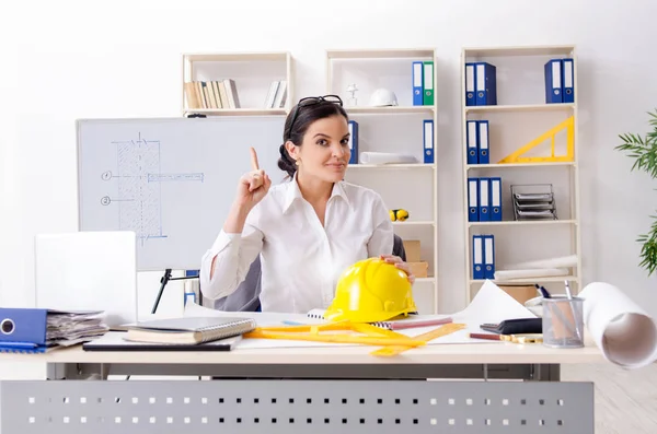 Kvinnliga arkitekt arbetar på kontoret — Stockfoto