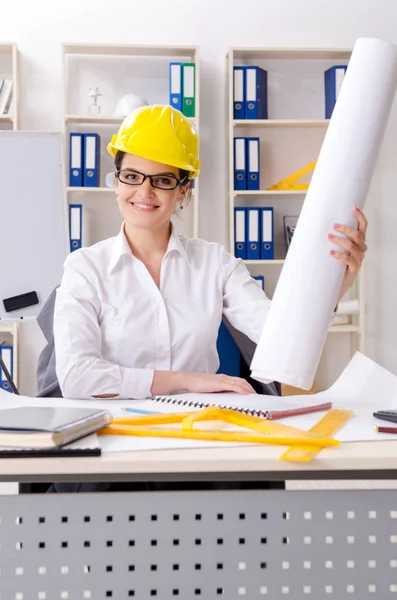 Ofiste çalışan kadın mimar — Stok fotoğraf