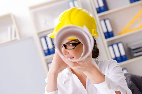 Female architect working in the office — Stock Photo, Image