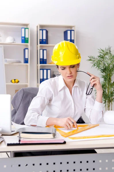 Kvinnliga arkitekt arbetar på kontoret — Stockfoto