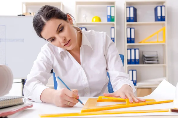 Arquitecta que trabaja en la oficina — Foto de Stock