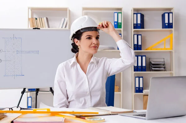 Arsitek wanita yang bekerja di kantor — Stok Foto