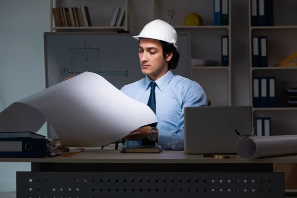 Junge männliche Architektin arbeitet nachts im Büro — Stockfoto