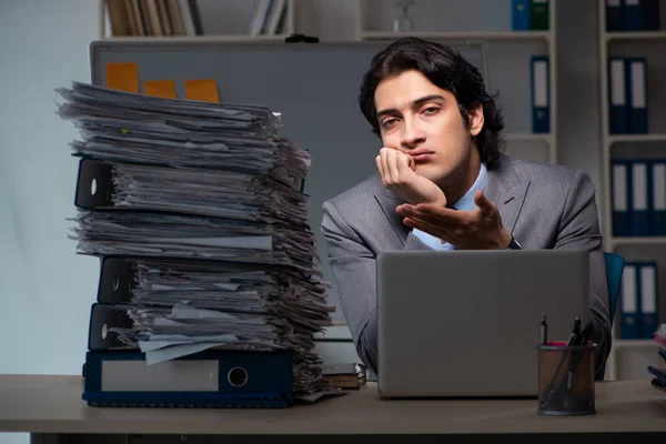 Ung manlig anställd jobbar sent på kontoret — Stockfoto
