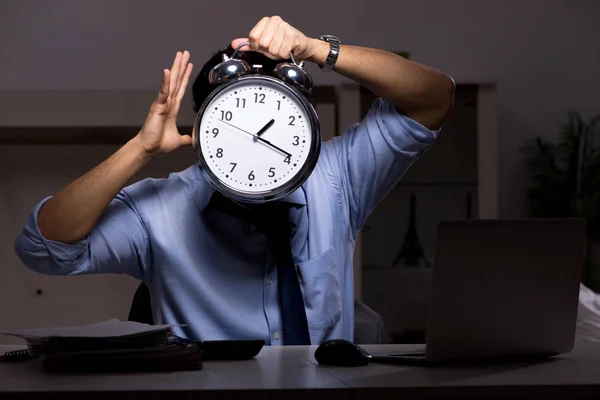 Jeune employé beau et trop de travail dans le bureau — Photo