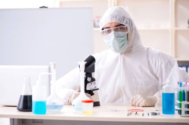 Laboratuvarda çalışan yakışıklı bir kimyager. 