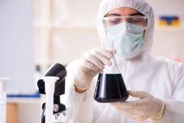 Laboratuvarda çalışan yakışıklı bir kimyager. 