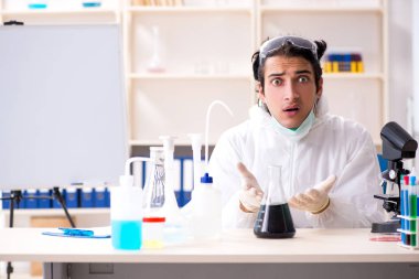 Laboratuvarda çalışan yakışıklı bir kimyager. 