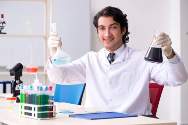 Laboratuvarda çalışan yakışıklı bir kimyager. 