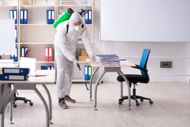 Profesyonel müteahhit ilaçlama ofisinde yapıyor 