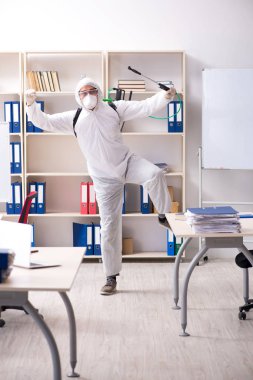 Profesyonel müteahhit ilaçlama ofisinde yapıyor 