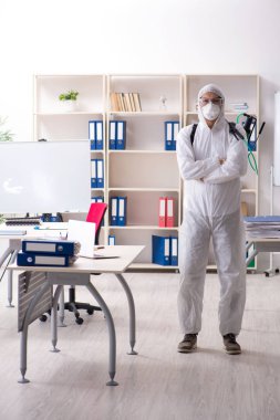 Profesyonel müteahhit ilaçlama ofisinde yapıyor 