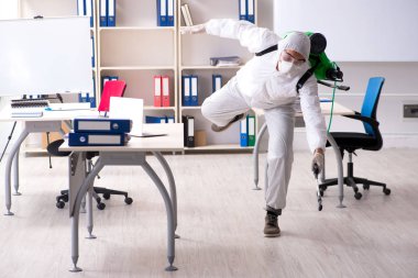 Profesyonel müteahhit ilaçlama ofisinde yapıyor 