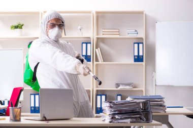 Profesyonel müteahhit ilaçlama ofisinde yapıyor 