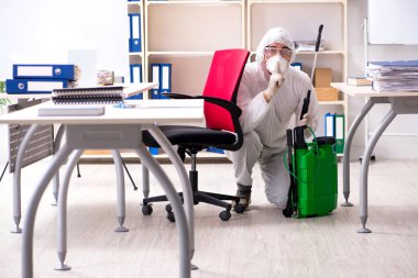 Profesyonel müteahhit ilaçlama ofisinde yapıyor 