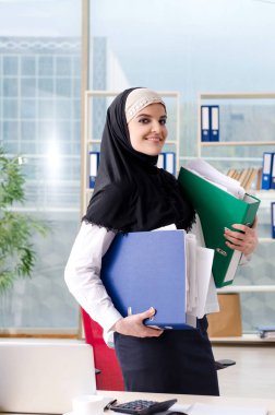 Ofiste kadın Müslüman çalışan 