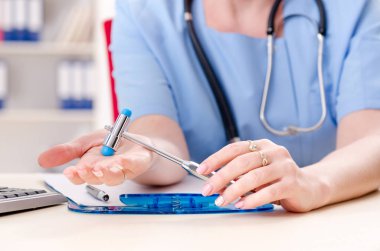 Klinikte çalışan kadın doktor nörolog 