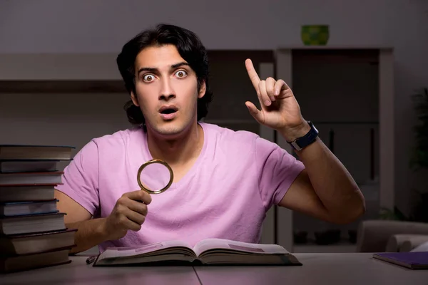 Hombre guapo estudiante preparándose para los exámenes tarde en casa —  Fotos de Stock