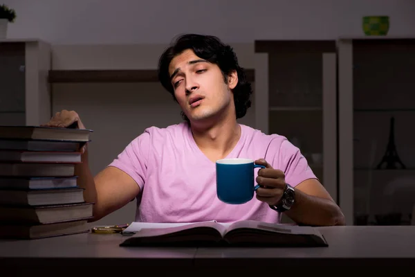 Hombre guapo estudiante preparándose para los exámenes tarde en casa — Foto de Stock