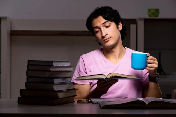 Hombre guapo estudiante preparándose para los exámenes tarde en casa — Foto de Stock