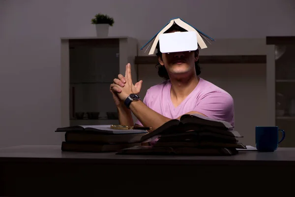 Estudante do sexo masculino com óculos virtuais tarde em casa — Fotografia de Stock