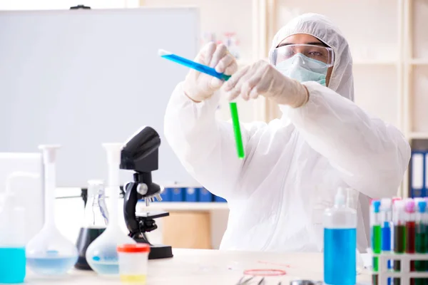 Jovem e bonito químico que trabalha no laboratório — Fotografia de Stock