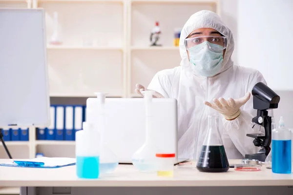 Giovane bel chimico che lavora in laboratorio — Foto Stock