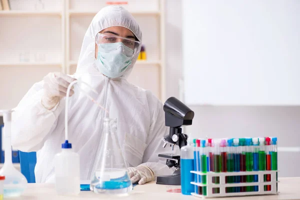 Young handsome chemist working in the lab — Stock Photo, Image