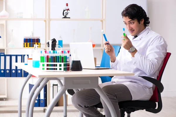 Joven químico guapo trabajando en el laboratorio —  Fotos de Stock