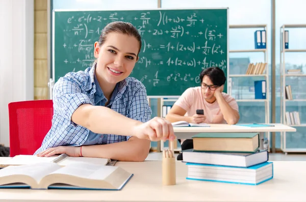 Giovani studenti sostenere l'esame di matematica in classe — Foto Stock