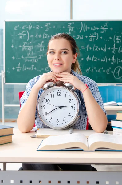 Estudiante sentada en el aula — Foto de Stock