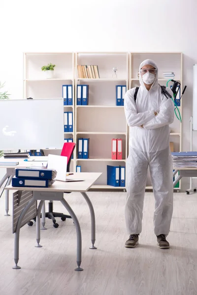 Contratista profesional haciendo control de plagas en la oficina — Foto de Stock