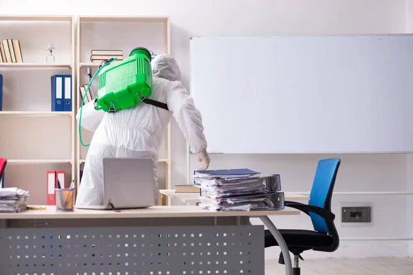 Contratante profissional fazendo controle de pragas no escritório — Fotografia de Stock