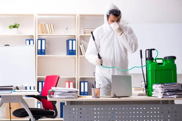 Professionell entreprenör gör skadedjursbekämpning på kontor — Stockfoto