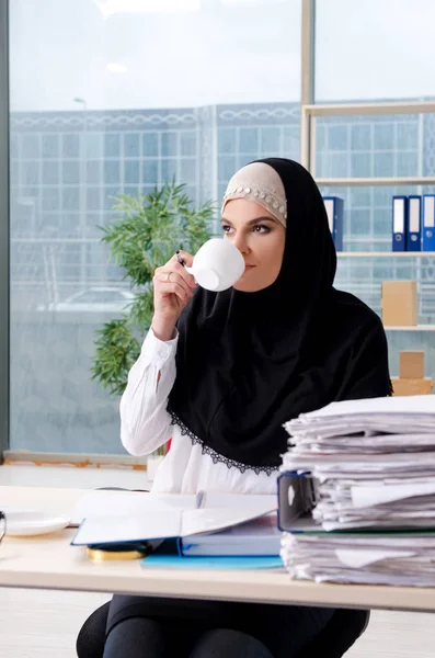 Vrouw moslim werknemer die werkt in het kantoor — Stockfoto