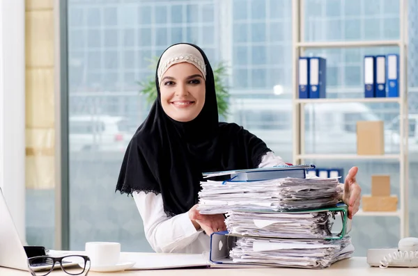 Vrouw moslim werknemer die werkt in het kantoor — Stockfoto
