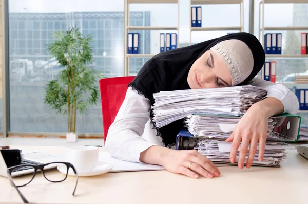 Mulher muçulmano empregado trabalhando no escritório — Fotografia de Stock