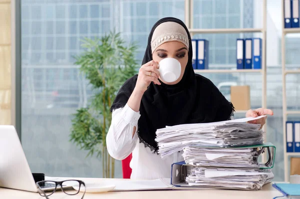Femme musulmane employée travaillant dans le bureau — Photo